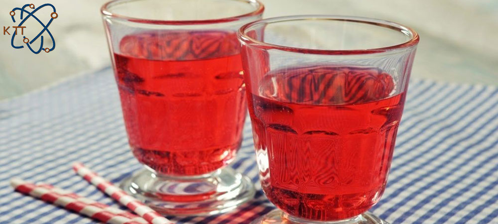 الورای قرمز رنگ در لیوان شیشه ای