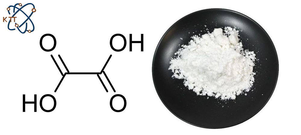 پودر سفید اگزالیک اسید در کنار فرمول ساختاری این اسید