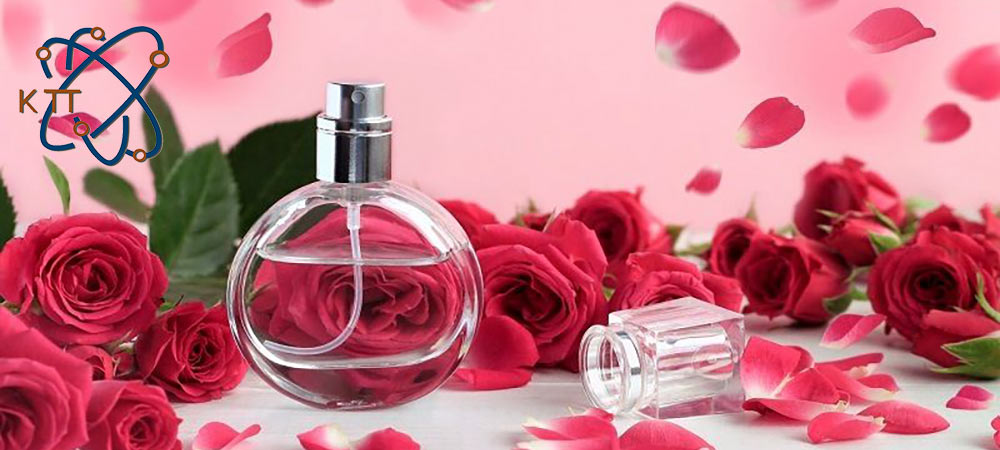 شیشه عطر در کنار گلهای رز قرمز