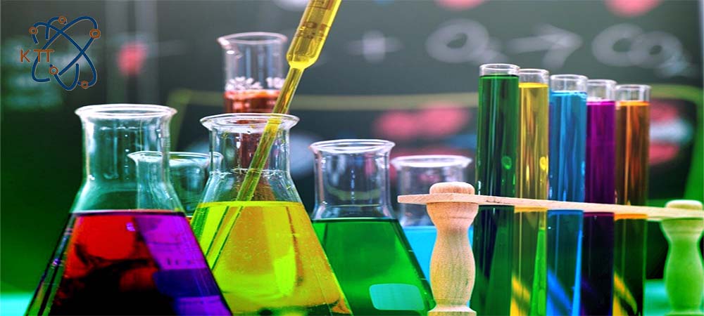 مواد شیمیایی گوناگون در شیشه های آزمایشگاهی