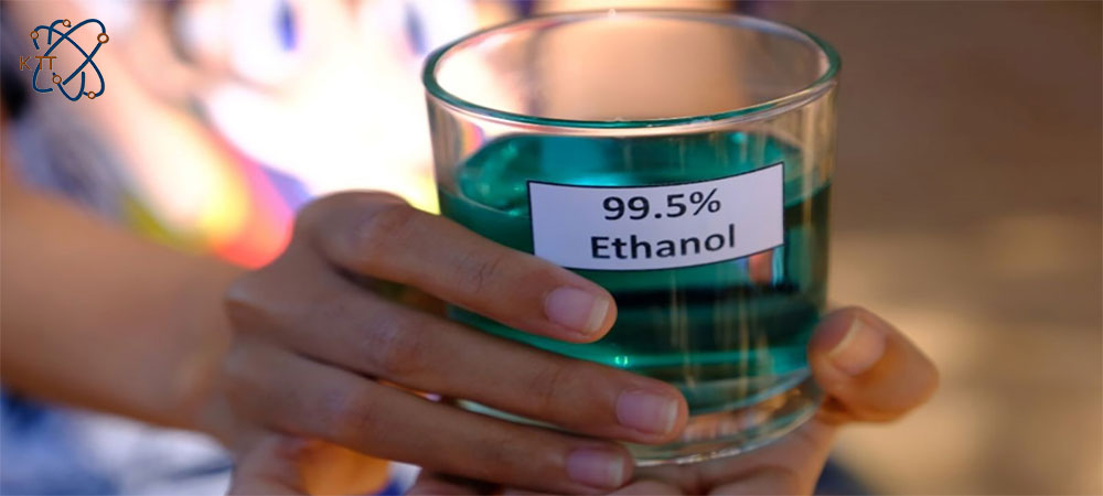 لیوان شیشه ای حاوی اتانول 99.5 درصد