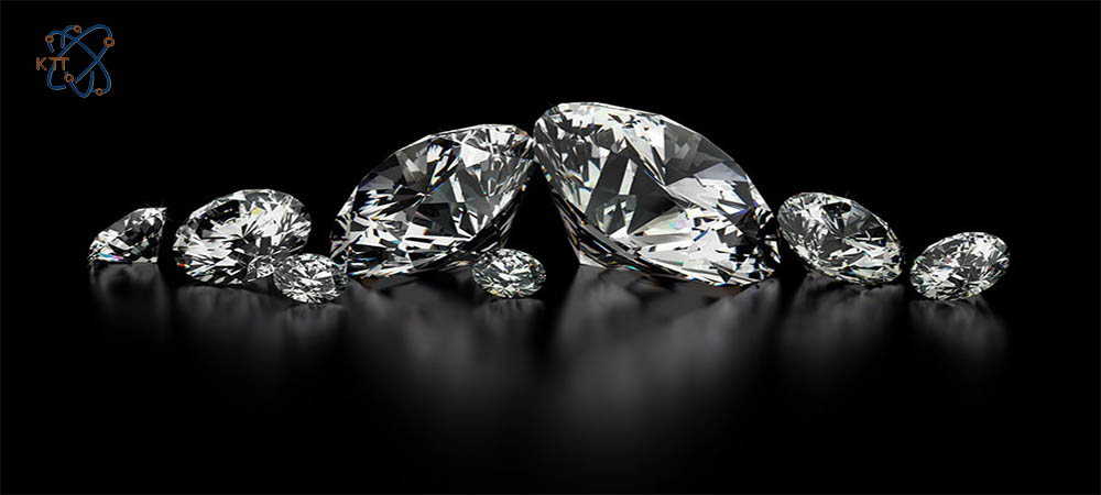 چند الماس مصنوعی شفاف با اندازه های گوناگون