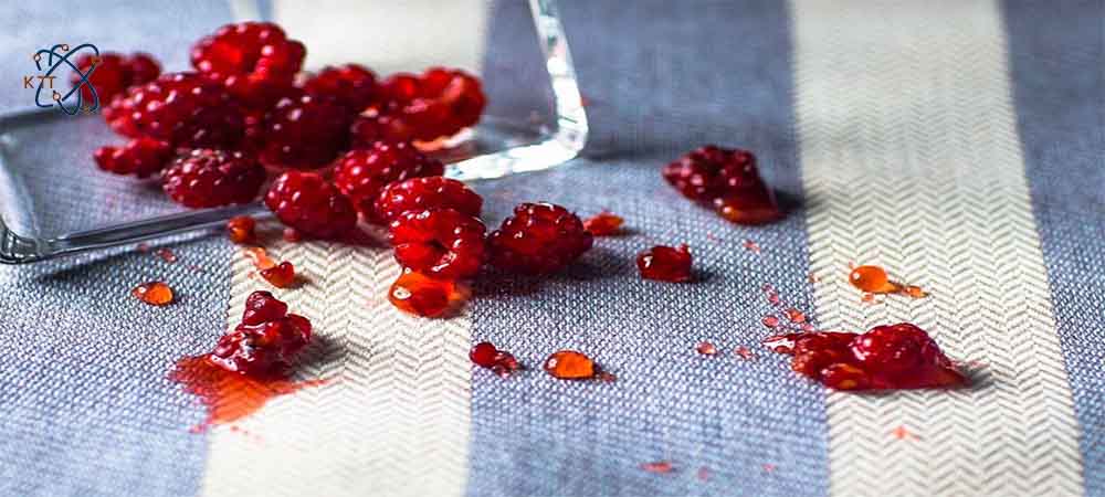  لک بجای مانده از میوه قرمز روی پارچه
