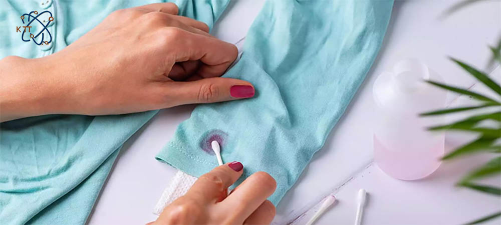  پاک کردن لکه قرمز روی لباس به کمک گوش پاک کن