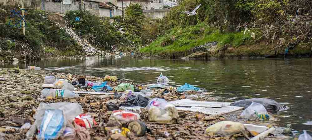 بستر رودخانه آلوده و پر از زباله