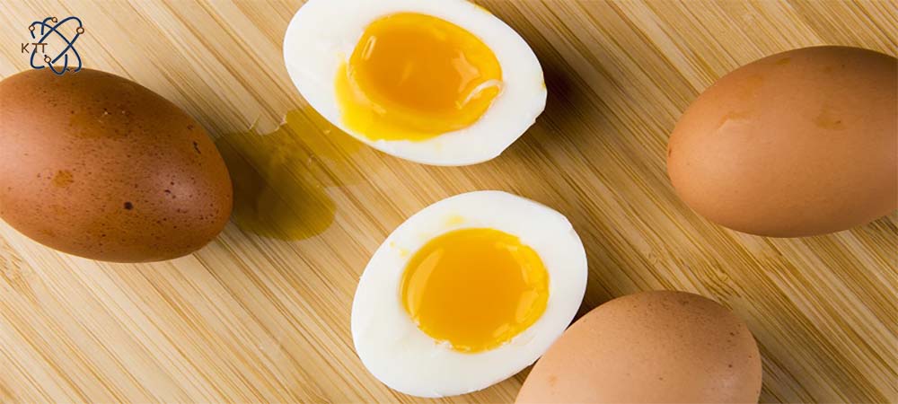 تخم مرغ پخته و نصف شده به همراه تخم مرغهای با پوسته
