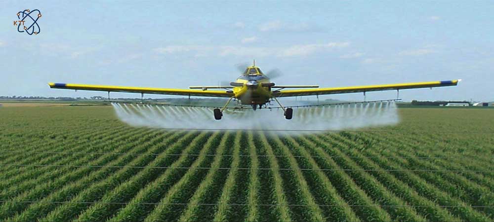 سمپاشی زمین کشاورزی بوسیله هواپیمای سمپاش