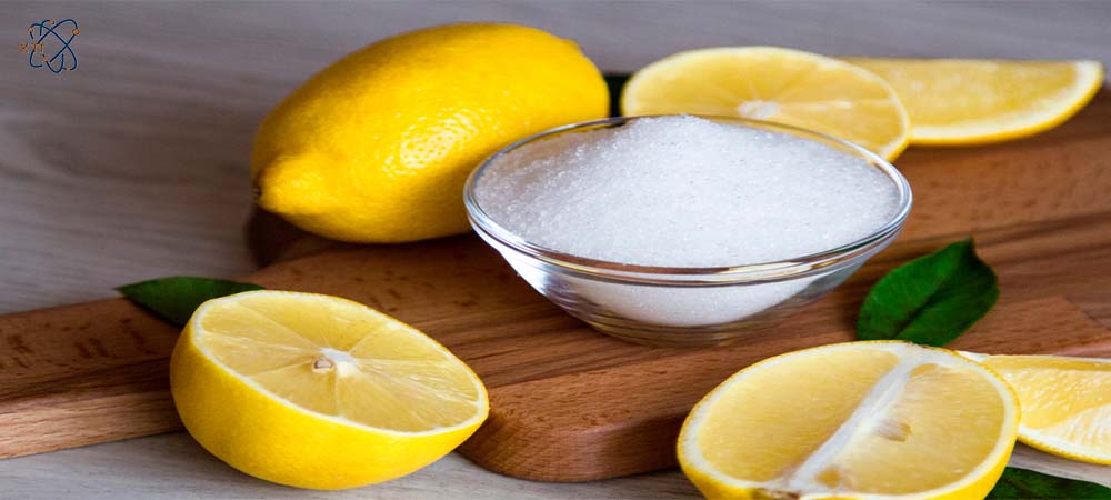 کریستالهای سفید رنگ اسید سیتریک به همراه لیمو ترش زرد