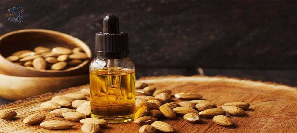 یک شیشه روغن بادام به همراه دانه های بادام