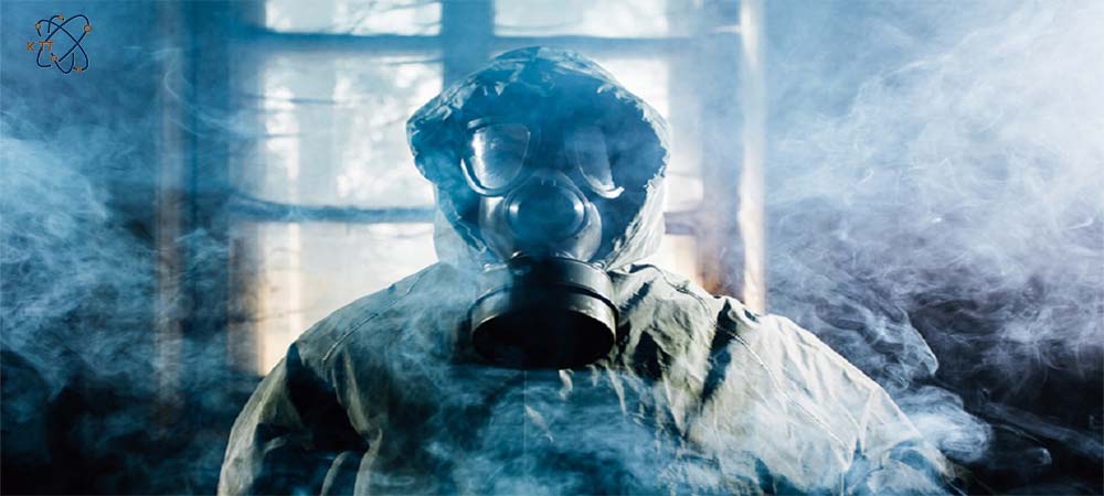 انسانی با ماسک ایمنی در محیطی پر از گاز بیرنگ سولفید هیدروژن