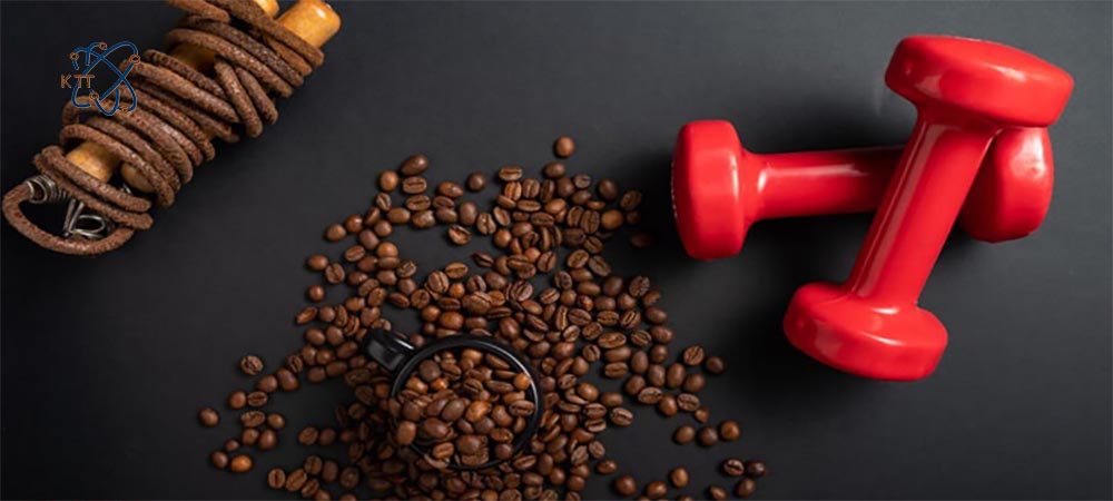 دانه های قهوه در کنار دو دمبل قرمز و طناب