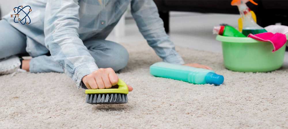 فردی در حال فرچه کشیدن فرش با شامپو فرش