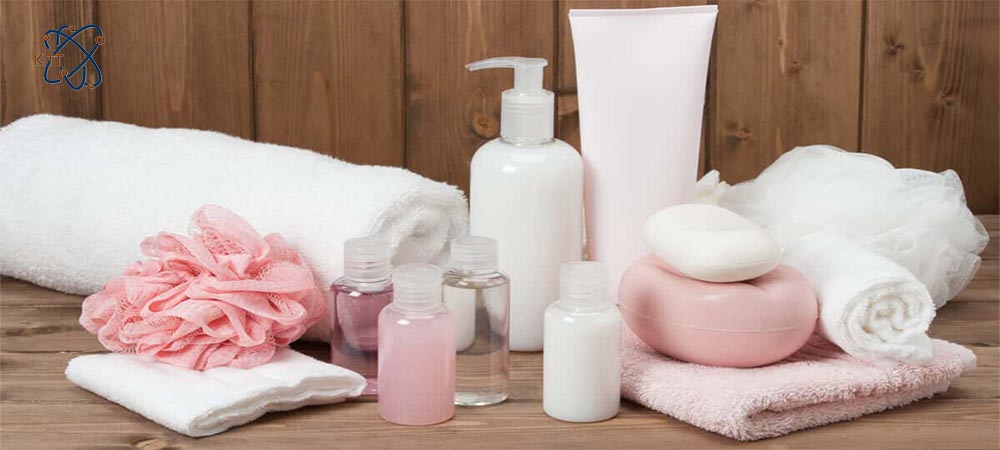 انواع صابون لوسیون و نرم کننده حاوی بتائین در کنار حوله های سفید