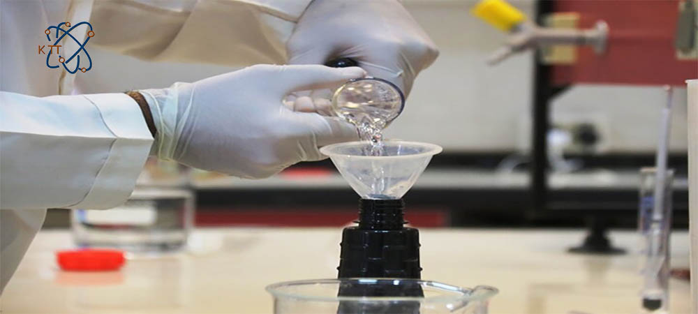 ریختن یوتیل الکل داخل شیشه سیاه در آزمایشگاه شیمی