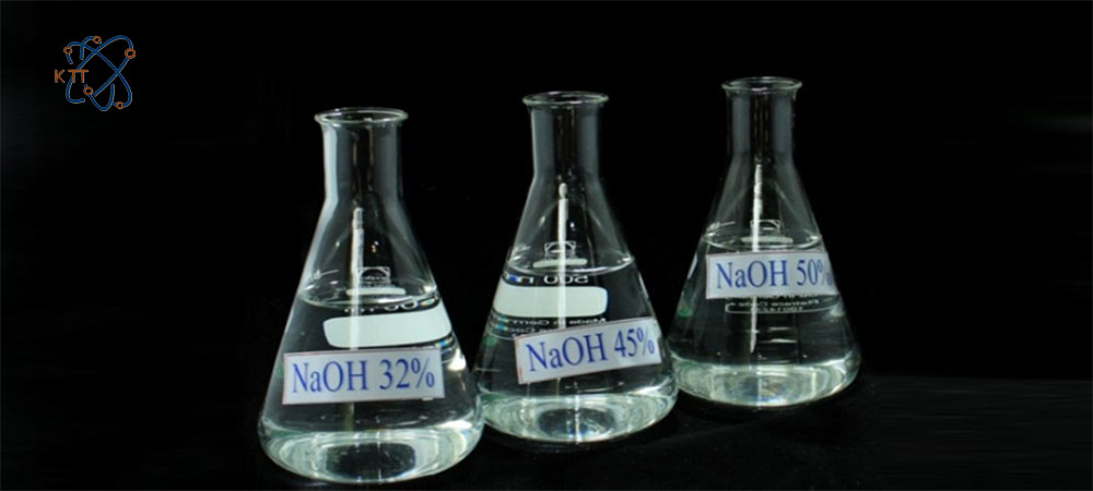 سه ارلن حاوی مایع بی رنگ سدیم هیدروکسید با غلظتهای مختلف در کنار هم
