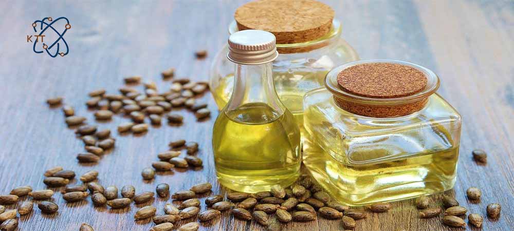 سه شیشه روغن کرچک در کنار دانه های رنگ کرچک