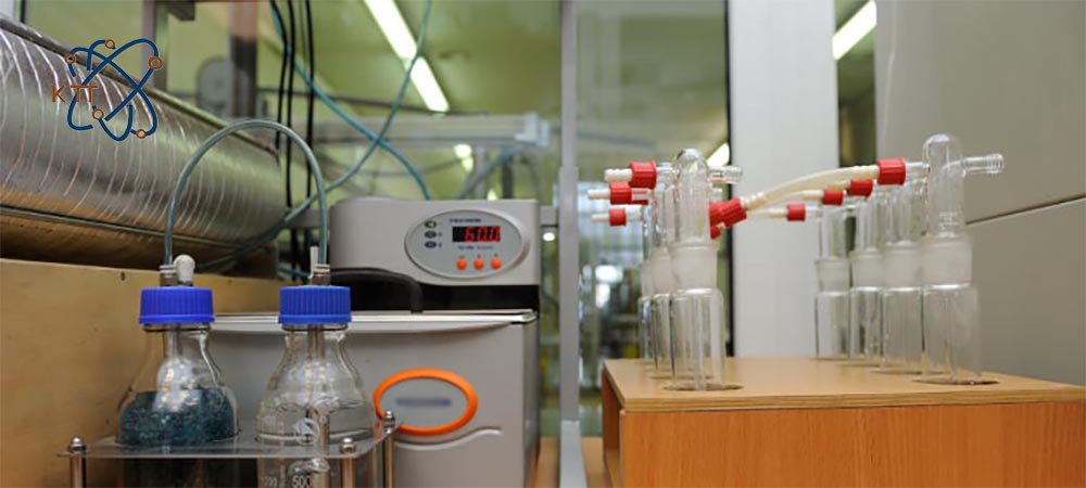 بطری های حاوی فرمالین در کنار دستگاه الکتریکی در محیط آزمایشگاهی