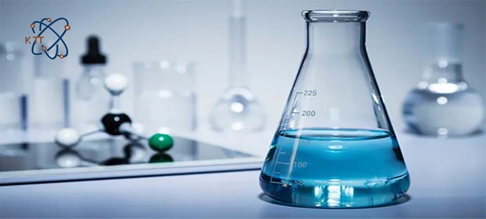 یک ارلن حاوی مایع آبی رنگ در محیط آزمایشگاهی