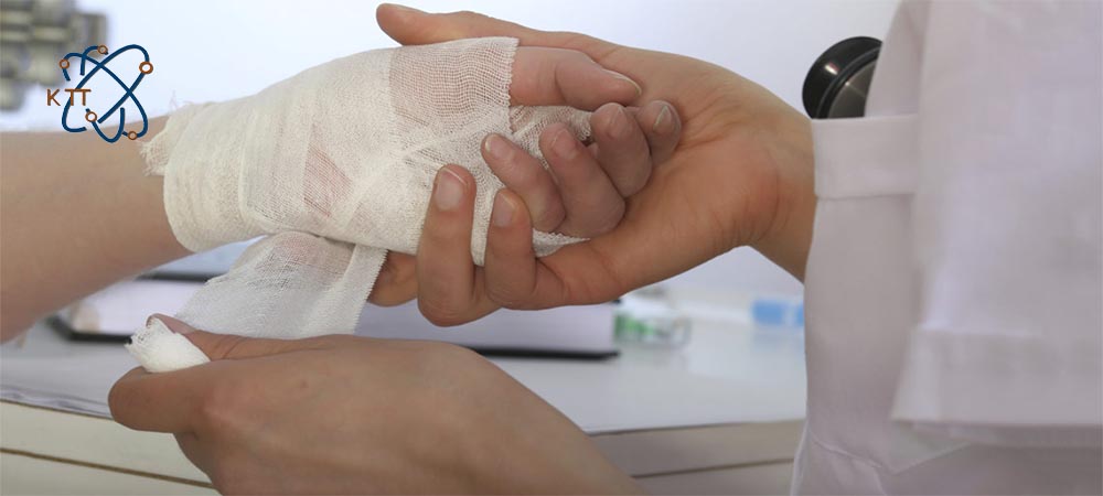 بانداژ کردن دست فرد دچار سوختگی با اسید سولفوریک توسط پزشک