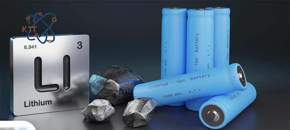 پنج سلول باتری قلمی آبی در کنار سه قطعه فلز کوچک و تابلو عنصر لیتیوم