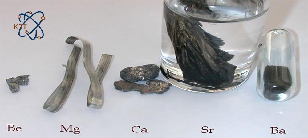 انواع قطعات عناصر قلیایی خاکی در اندازه های مختلف در کنار یکدیگر