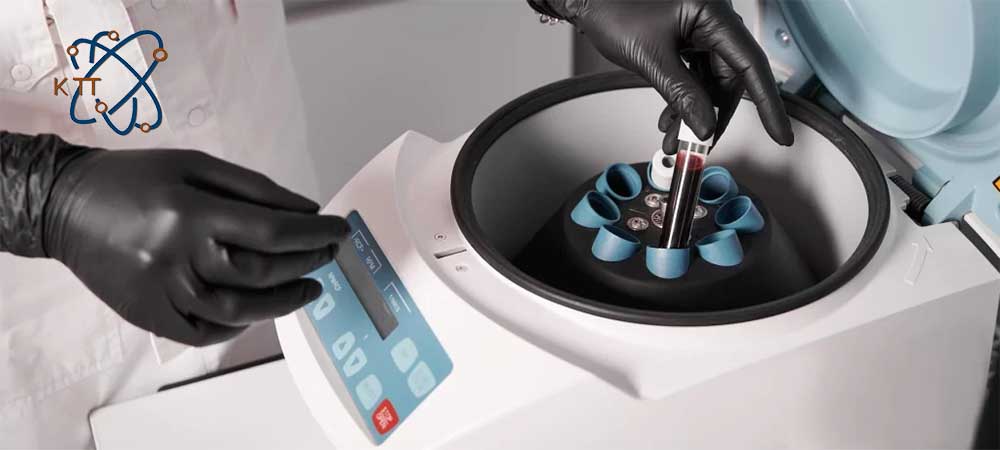 گذاشتن لوله آزمایش حاوی خون در داخل سانتریفیوژ آزمایشگاهی