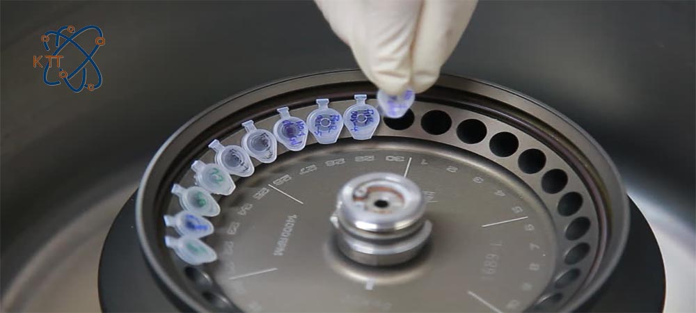 قرار دادن میکروتیوبهای آزمایشی در داخل یک دستگاه آزمایشگاهی
