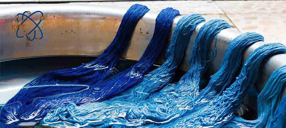 رشته های نخ آبی رنگ شده به کمک لیگنو سولفونات در داخل ظرف رنگ