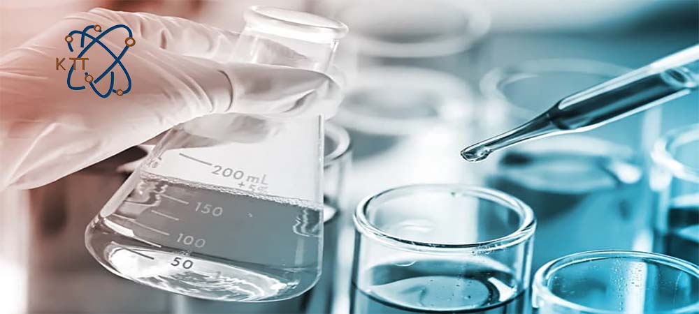 مایع بی رنگ تری اتانول آمین داخل ارلن و چکاندن آن در ظرف شیشه ای