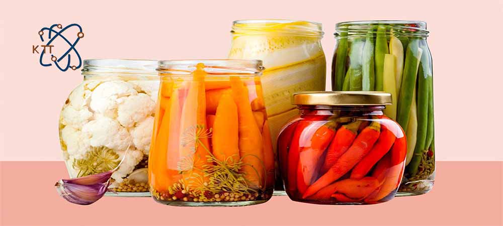 انواع ترشی کلم، مدو، هویج، فلفل قرمز و لوبیا سبز در شیشه جدا