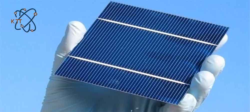 یک صفحه پر از سلولهای خورشیدی در دست شخصی