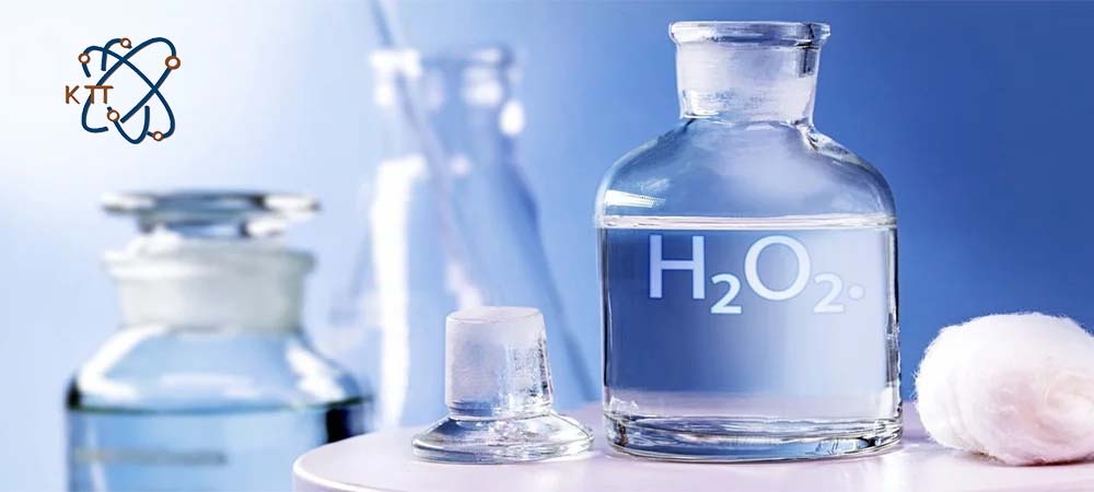 مایع بی رنگ هیدروژن پراکسید داخل یک شیشه در باز
