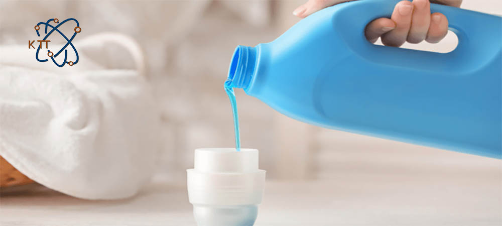 ریختن مایع شوینده آبی حاوی بوتیل گلیکول درون ظرفی سفید