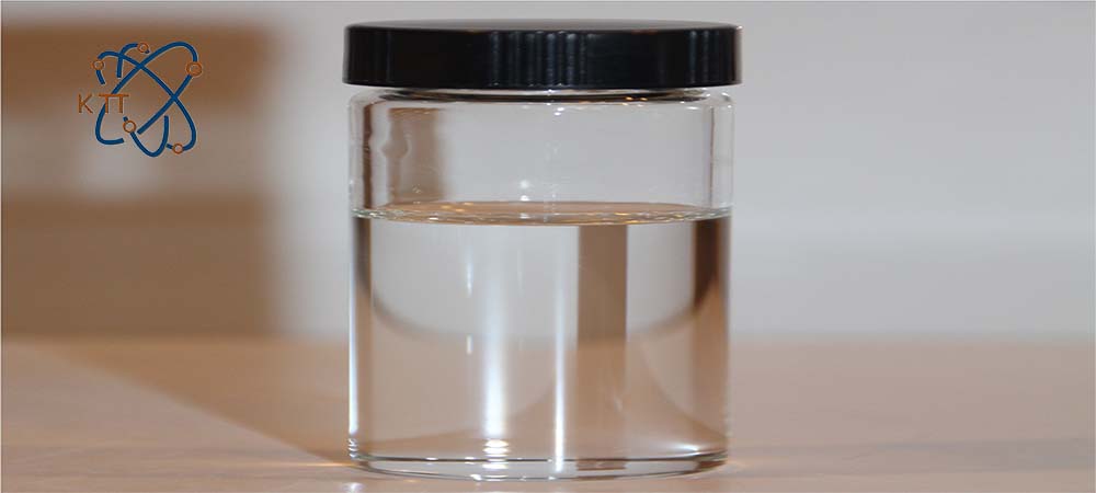 ظرف شیشه ای استوانه ای حاوی مایع بی رنگ بوتیل گلیکول
