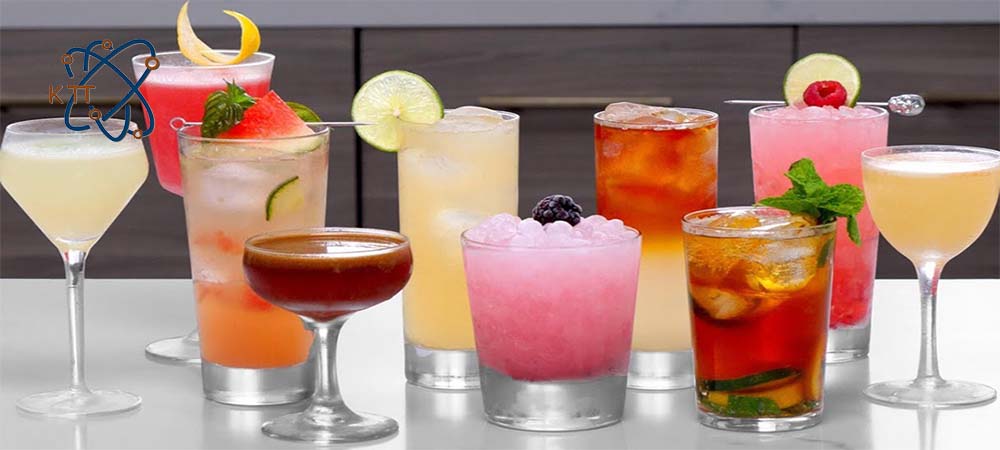 انواع نوشیدنی و آبمیوه های رنگ در لیوانها و گیلاسهای مختلف
