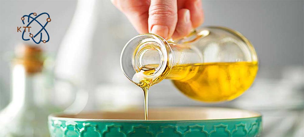 ریختن روغن کنجد از ظرف شیشه ای به یک ظرف دیگر