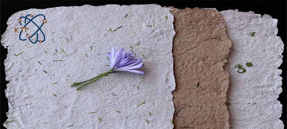 گل کوچک یاسی رنگ بر روی سه برگ کاغذ ساخته شده با گوارگام