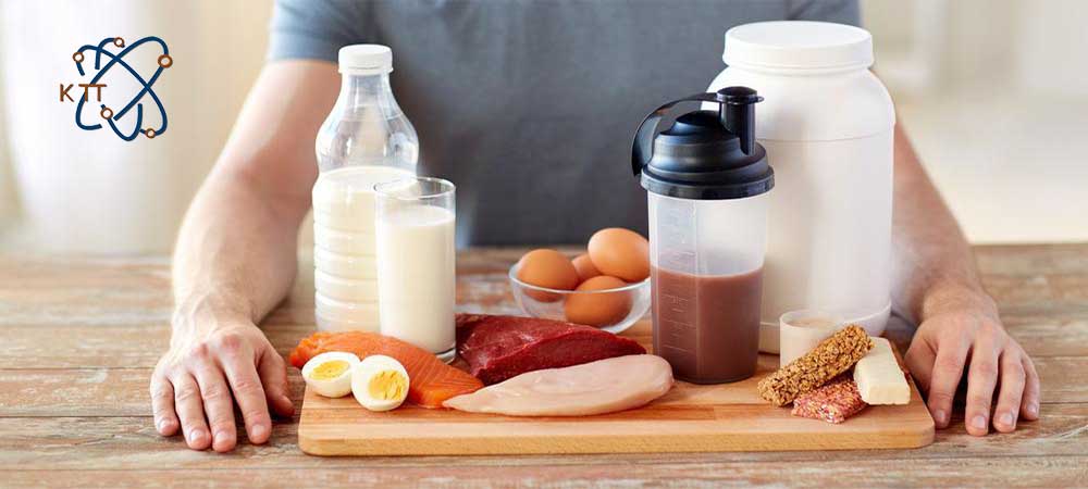 انواع مواد پروتئینی گوشت سفید، گوشت قرمز، تخم مرغ، شیر و بیسکوئیتهای کنجدی روی میزی در مقابل فردی