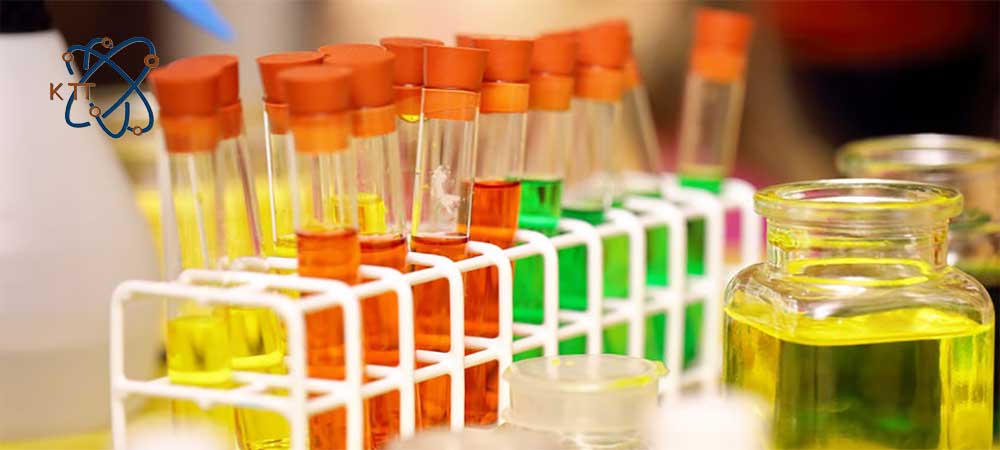 لوله های آزمایشگاهی حاوی حلال های زیستی به رنگ نارنجی، زرد و سبز