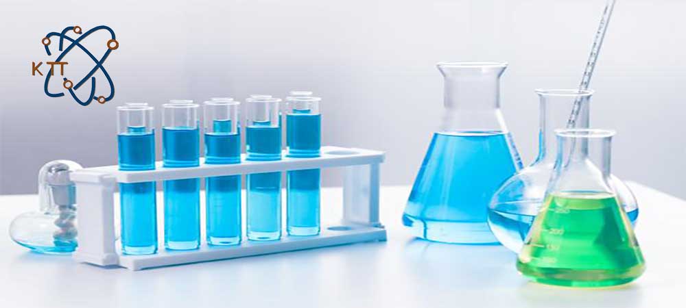لوله های آزمایشگاهی حاوی مایع آبی رنگ در کنار دو عدد بشر حاوی مایع سبز و آبی
