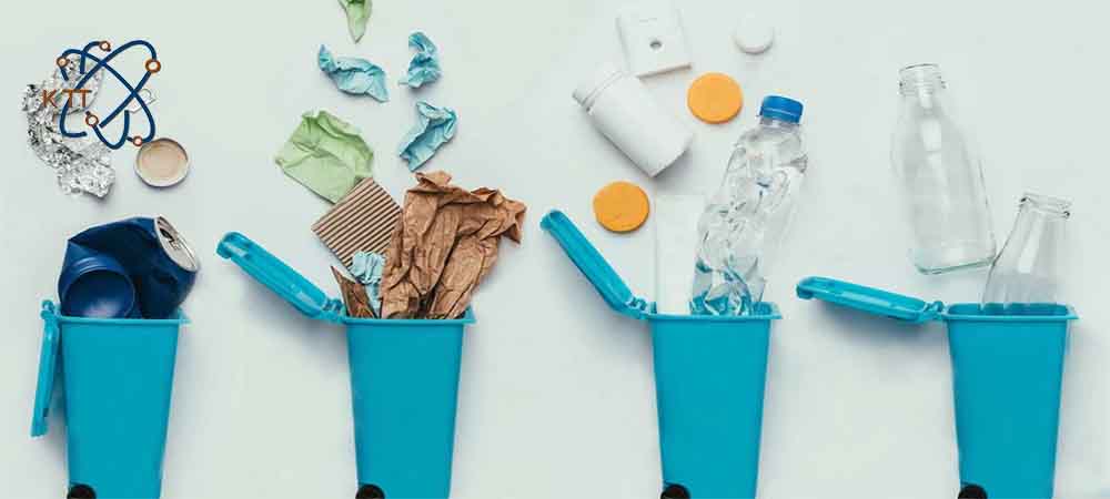 چهار سطل آبی بازیافتی شامل بطری شیشیه ای، پلاستیک، کاغذ و قوطی فلزی