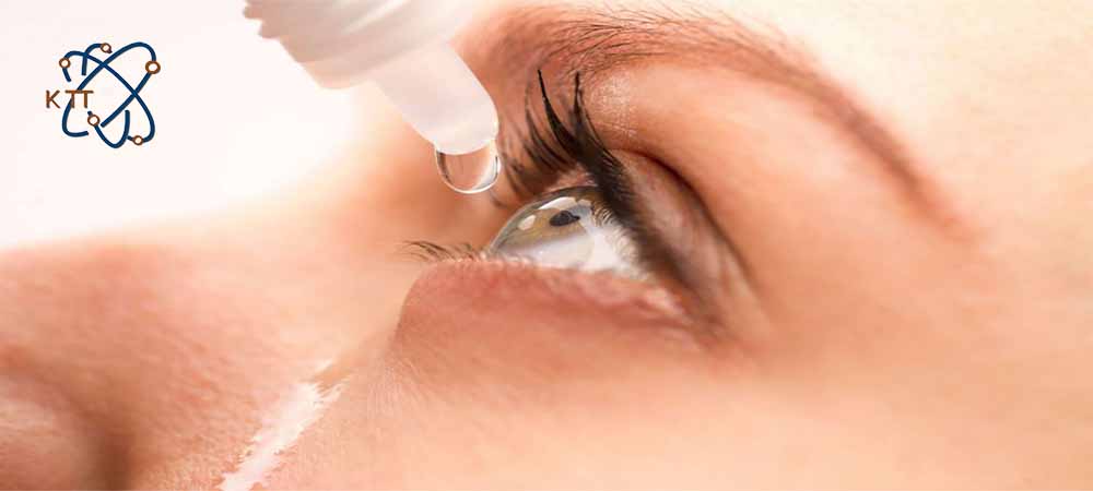 ریختن قطره چشمی حاوی بوریک اسید در چشم پزشکی در داخل چشمان شخصی