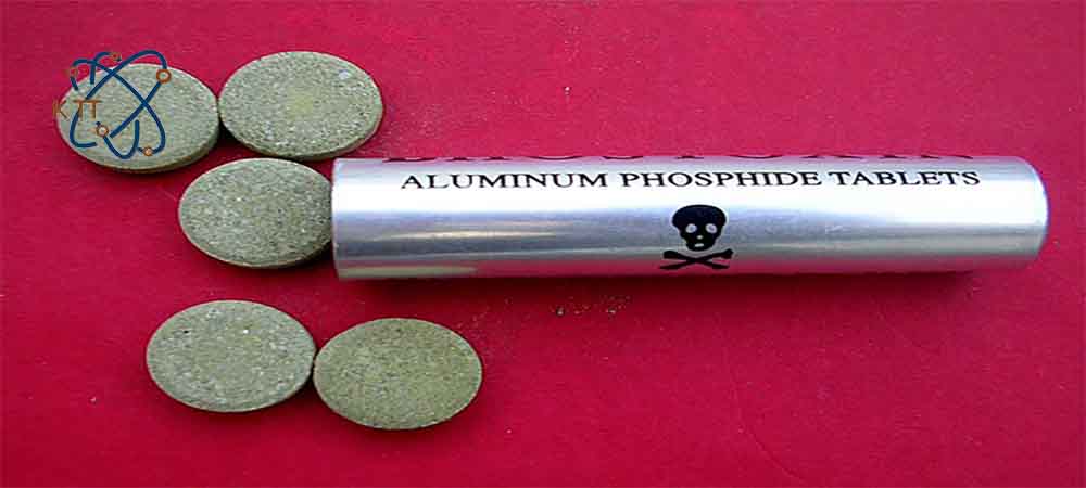 قرصهای خاکستری آلومینیوم فسفید در کنار لوله کوچک نقره ای