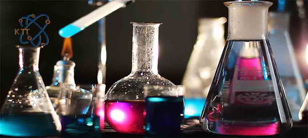 انواع ارلن و بالن آزمایشگاهی حاوی مایع های رنگی در واکنش گرماده