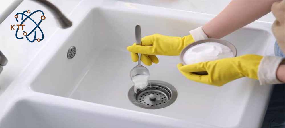 ریختن پودر سفید جوش شیرین داخل سینک ظرفشویی توسط شخصی