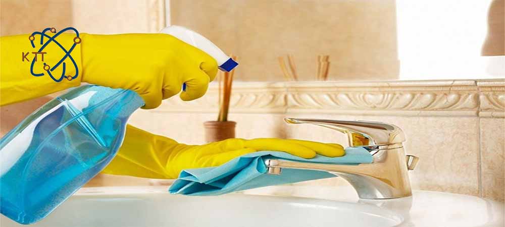 تمیز کردن سینک دستشویی با آب اکسیژنه توسط شخصی