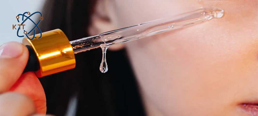 چکاندن هیالورونیک اسید با قطره چاکان بر روی پوست صورت توسط شخصی برای جوانسازی