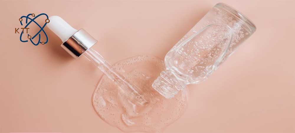 شیشه بیرنگ کوچک حاوی ترکیب جوانساز پوستی دارای هیالورونیک اسید در کنار یک قطره چکان
