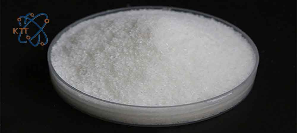 پودر کریستالی و سفید رنگ آکریلامید داخل ظرف شیشه ای