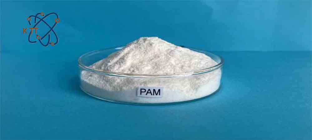 پودر سفید رنگ آکریل آمید داخل ظرف شیشه ای